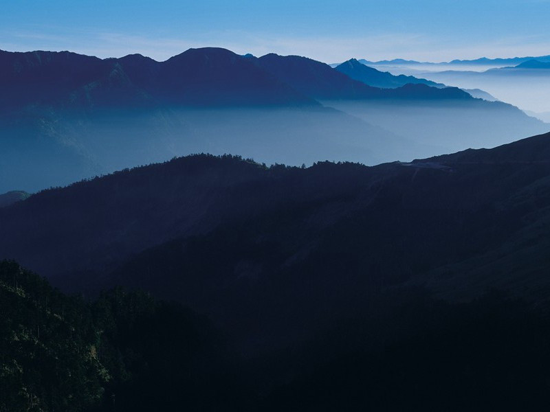 "月殿影开闻夜漏,水晶帘卷近秋河"的意思出处赏析