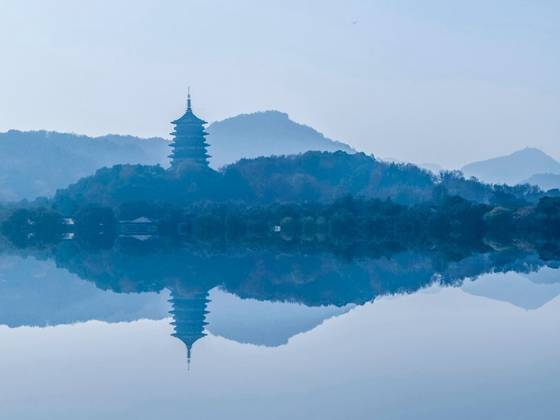 "匈奴草黄马正肥,金山西见烟尘飞,汉家大将西出师"出处意思赏析