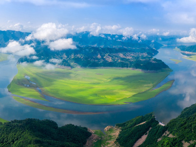 "又疑瑶台镜,飞在青云端"出处意思赏析