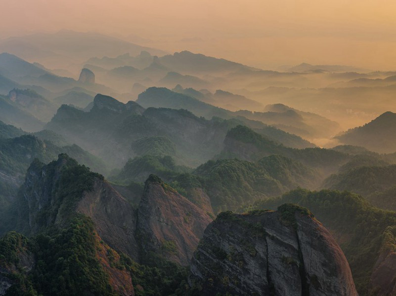 "峨嵋山下少人行,旌旗无光日色薄"出处意思赏析