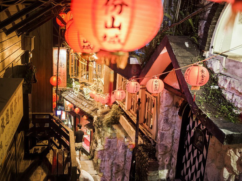 "细雨茸茸湿楝花,南风树树熟枇杷;徐行不记山深浅,一路莺啼送到家"的意思出处赏析